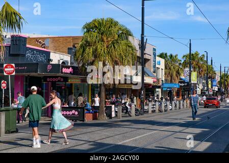 Blick auf die Straße von St. Kilda, eine berühmte Stadt am Strand in Melbourne, Australien Stockfoto