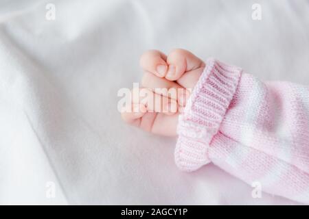 7/8-Ansicht von Baby liegend auf Bett Stockfoto