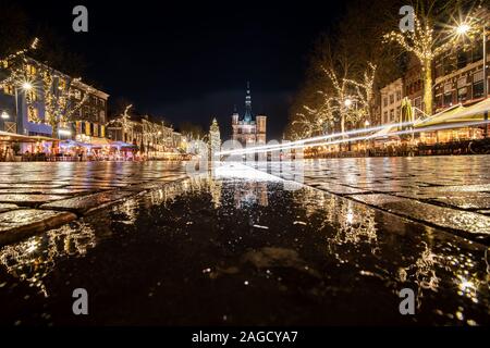 Regnerischen Abend mit reflektierenden Straßen, Weihnachtsbeleuchtung und monumentale Gebäude in der niederländischen Dorf Stockfoto