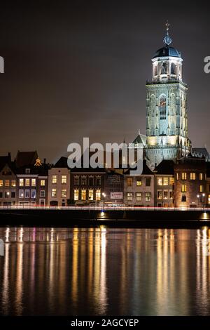 Blick auf die mittelalterliche Stadt mit der großen Kirche neben dem Fluss IJssel wth refelction im Wasser Stockfoto