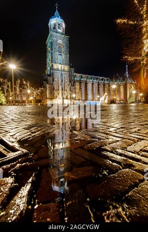 Luftaufnahme des Niederländischen mittelalterlichen Stadt Deventer in den Niederlanden mit der Hauptkirche und Fassaden der historischen Häuser Stockfoto