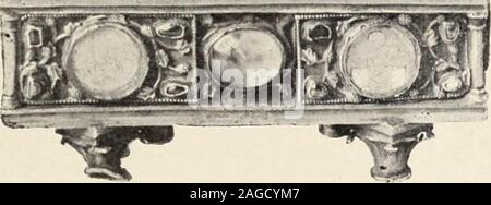 . Objets d'Art et de haute curiosité de l'Antiquité, du Moyen Age et de la Renaissance. • Ein^^^-m. 5. N" 648. deux autres médaillons, exécutés en Peinture sous Verre, rigurent le Christet la Vierge assise, wichtige lEnfant Jésus. A la Partie supérieure du Reli-quaire subsistent Encore les Amorces de sechs colonnettes disposées en Dateien; puis, Dune septième colonnette Centrale à fût gravé, Dune rosestylisée surmontée, Dans laquelle venait sinsérer un Objet qui a disparu. Kunst français, Xiii°siècle. Haut., II.; Lange, 13 Cent. 649-Reliquaire. Ce-reliquaire, de cuivre ciselé, filigrane et Dor Stockfoto