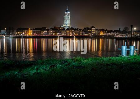 Blick auf die mittelalterliche Stadt mit der großen Kirche neben dem Fluss IJssel wth refelction im Wasser Stockfoto