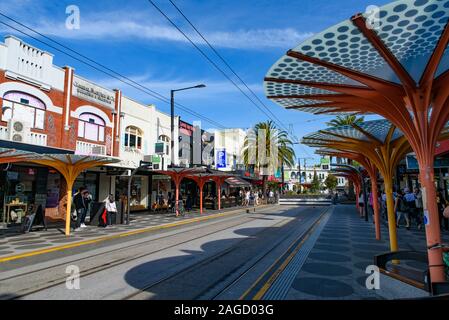 Blick auf die Straße von St. Kilda, eine berühmte Stadt am Strand in Melbourne, Australien Stockfoto