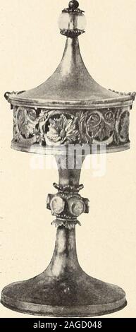 . Objets d'Art et de haute curiosité de l'Antiquité, du Moyen Age et de la Renaissance. tciselé, se compose Dune douille plaquée devieil Argent gravé et dune Spiralgehäuse plusieursfois repliée sur Elle-Même, sur laquelle Nais-des-Feuilles profondément refouillées oudes Drüsen de Chêne. Est Le bronze Doré. Artfrançais, xii^ ou xui = siècle. 1, eine Haut, die ich 3 Cent. 1/2. 646 Reliquaire. Sur un Pied circulaire decuivre Doré, Uni tout, se une relève tige cy-lindrique, interrompue à Mi-Hauteur par un^°^^^^^^-Noeud herum accompagné de feuillages stylisés, muni de Quatre boutons saillants, de formecylindrique, Stockfoto