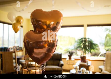 Herzförmige Luftballons für eine Verlobungszeremonie auf unscharfem Hintergrund Stockfoto