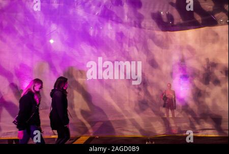 Zuschauer und Teilnehmer genießen Sie Musik und Lichtern an der jährlichen Nuit Blanche arts Festival in der Innenstadt von Winnipeg, Manitoba Stockfoto