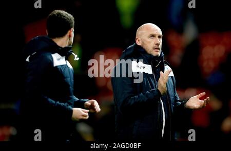 Colchester United Manager John McGreal erkennt an, dass die Fans nach dem letzten während der carabao Cup Viertelfinale Spiel im Old Trafford, Manchester Pfeifen. Stockfoto