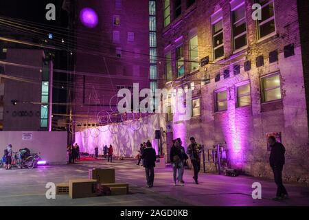 Zuschauer und Teilnehmer genießen Sie Musik und Lichtern an der jährlichen Nuit Blanche arts Festival in der Innenstadt von Winnipeg, Manitoba Stockfoto