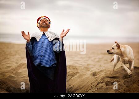 Mann verkleidet als König am Strand suchen unheilvoll. Stockfoto