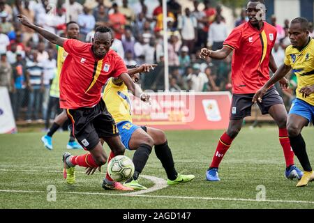 Kampala, Uganda. 17. Dez 2019. Ben Ocean (16, Uganda) fährt in die Box. Uganda v Tansania, Halbfinale, cecafa Senior Challenge Cup 2019. Star mal Stadion am Lugogo. Credit: XtraTimeSports (Darren McKinstry)/Alamy. Stockfoto