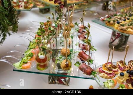 Catering. Off-site Essen. Buffet mit verschiedenen Häppchen, Sandwiches, Hamburger und Snacks. Stockfoto