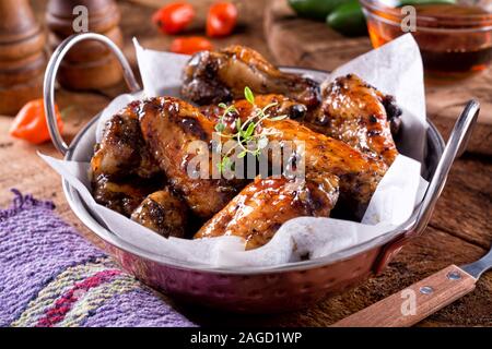 Lecker süß und würzig Ahorn Glasierte Hähnchenflügel mit habanero Pepper Sauce. Stockfoto
