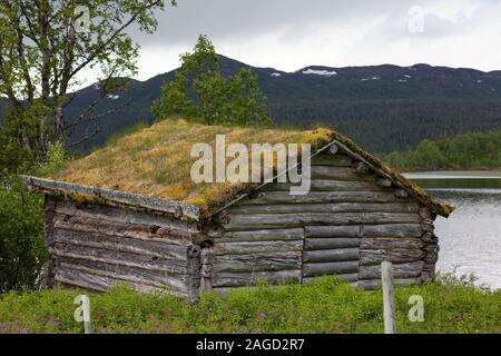Holzhütte mit grünem Dach in Leipikvattnet, in der Nähe von Bjurälven, in der Nähe der Wilderness Road (Vildmarksvägen), Schweden Stockfoto