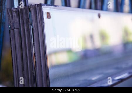 Stapel von doppelt verglaste Fenster Bereit zur Installation auf einer Baustelle. Ausgewählte fehlerhafte Produkte. Stockfoto