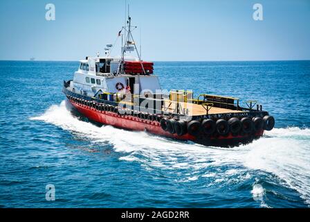 100 ft Triple diesel Schraube Aluminium crew Boot, die "Alan T", so Cal Schiff Boot, Verlassen des Santa Barbara Hafen in Richtung pazifischer Ozean Stockfoto