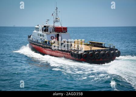100 ft Triple diesel Schraube Aluminium crew Boot, die "Alan T", so Cal Schiff Boot, Verlassen des Santa Barbara Hafen in Richtung pazifischer Ozean Stockfoto