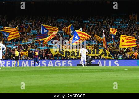 Barcelona, Spanien. Dezember, 2019 18. BARCELONA, 18-12-2019. LaLiga 2019 / 2020 Datum 10. Barcelona-Real Madrid. Unabhängigkeit Fahnen von Katalonien Credit: Pro Schüsse/Alamy leben Nachrichten Stockfoto