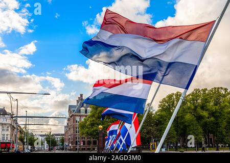 Die niederländische Trikolore Fahnen schwenkten auf dem Wind, Den Haag, Niederlande Stockfoto