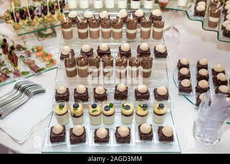 Catering. Off-site Essen. Buffet mit verschiedenen Süße Schokolade Häppchen, Sandwiches und Snacks mit Quark, Erdbeeren, Käse und Minze Stockfoto