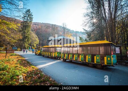 Der Mährische Karst, TSCHECHISCHE REPUBLIK - 29. Oktober 2019 - Asphalt Zug für trasport Touristen zwischen Macocha-schlucht und Höhlen verwendet. Stockfoto