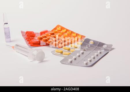 Multicolor Tabletten und Pillen Kapseln aus Glas Flasche auf blauem Hintergrund Haufen sortierte verschiedene Arzneimittel Tabletten und Pillen. Health Care Close-up C Stockfoto