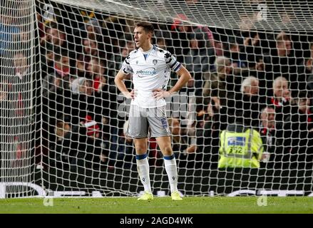 Die Colchester United Lukas Prosser erscheint nach dem Manchester United Marcus Rashford Kerben erste Ziel seiner Seite des Spiels während der carabao Cup Viertelfinale Spiel im Old Trafford, Manchester niedergeschlagen. Stockfoto