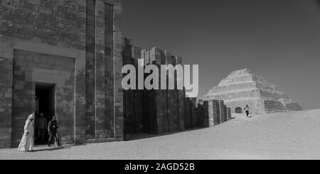 NOVEMBER 12, 2019, Kairo, Ägypten - Sakkara Pyramide bekannt als das erste Tep Pyramide" Pyramide in Ägypten Stockfoto