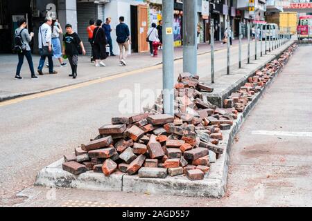 HongKong - November, 2019: Ziegel Steine auf der Straße, löschte Straße Barrikaden, während der 2019 HongKong Proteste, Demonstrationen in Hongkong Stockfoto