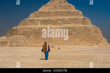 NOVEMBER 12, 2019, Kairo, Ägypten - Sakkara Pyramide bekannt als das erste Tep Pyramide" Pyramide in Ägypten mit moslemischen Mann Stockfoto