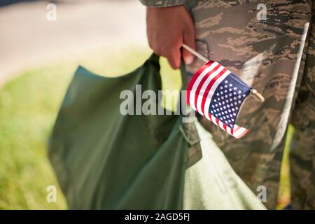 Seesack und amerikanische Flagge von einer Armee Soldat durchgeführt werden. Stockfoto