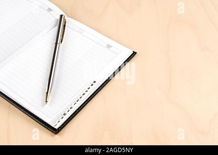 Adressbuch und Kugelschreiber auf Holztisch. Selektive konzentrieren. Stockfoto