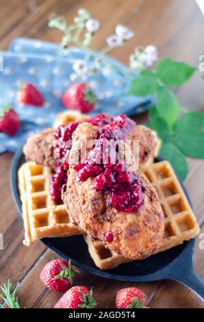 Vertikale Schuss von köstlichen Huhn und Waffeln mit Erdbeermarmelade Stockfoto