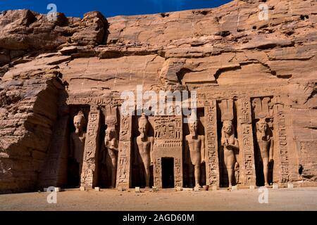 NOVEMBER 14, 2019 - Abu Simbel, ÄGYPTEN - Abu Simbel, Standort der beiden Tempel von den Ägyptischen König Ramses II. gebaut (regierte 1279 - 13 v. Chr.), jetzt in Aswān muḥāfaẓah (gouvernorat) entfernt, im südlichen Ägypten Stockfoto