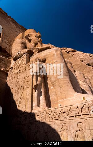 NOVEMBER 14, 2019 - Abu Simbel, ÄGYPTEN - Abu Simbel, Standort der beiden Tempel von den Ägyptischen König Ramses II. gebaut (regierte 1279 - 13 v. Chr.), jetzt in Aswān muḥāfaẓah (gouvernorat) entfernt, im südlichen Ägypten Stockfoto