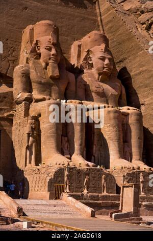 NOVEMBER 14, 2019 - Abu Simbel, ÄGYPTEN - Abu Simbel, Standort der beiden Tempel von den Ägyptischen König Ramses II. gebaut (regierte 1279 - 13 v. Chr.), jetzt in Aswān muḥāfaẓah (gouvernorat) entfernt, im südlichen Ägypten Stockfoto