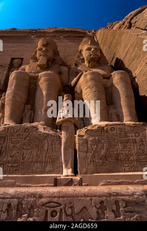 NOVEMBER 14, 2019 - Abu Simbel, ÄGYPTEN - Abu Simbel, Standort der beiden Tempel von den Ägyptischen König Ramses II. gebaut (regierte 1279 - 13 v. Chr.), jetzt in Aswān muḥāfaẓah (gouvernorat) entfernt, im südlichen Ägypten Stockfoto