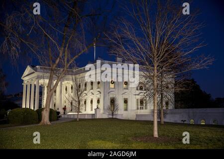 Washington, United States. 18 Dez, 2019. Das Weiße Haus in Washington, DC am Mittwoch, 18. Dezember 2019. Das Haus wird voraussichtlich am Artikel Amtsenthebungsverfahren gegen Präsident Donald Trump später heute abzustimmen. Foto von Tasos Katopodis/UPI Quelle: UPI/Alamy leben Nachrichten Stockfoto