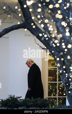 Präsident Donald Trump Spaziergänge auf den Süden Rasen des Weißen Hauses vor dem Boarding Marine One am 18. Dezember 2019 in Washington, DC., für eine Reise nach Battle Creek, MI. (Foto von Oliver Contreras/SIPA USA) Stockfoto