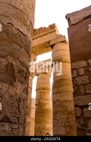 NOVEMBER 17, 2019 - Luxor, Ägypten, Karnak Tempel Komplex umfasst einen breiten Mix aus verfallenen Tempel, Kapellen, Pylone, Luxor, Ägypten. während des Mittleren Reiches begann Senusret Stockfoto