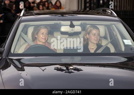 London, Großbritannien. 18 Dez, 2019. lady Serena Armstrong-Jones und Frau Margarita Armstrong-Jones (rechts), kommt für die königliche Familie mit jährlichen Weihnachten Königin Elisabeth II. das Mittagessen, am Buckingham Palace, London, am 18. Dezember 2019. Credit: Paul Marriott/Alamy leben Nachrichten Stockfoto