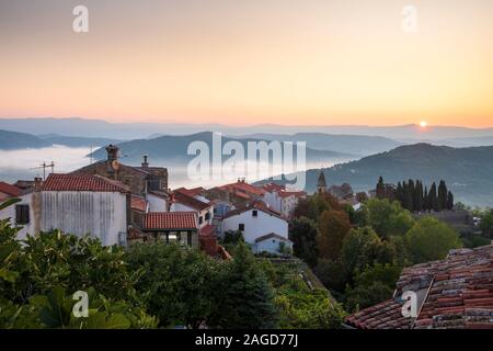 Blick über Dorf bei Sonnenaufgang mit umliegenden Berge, Vrsar, Istrien, Kroatien Stockfoto