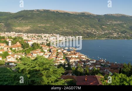 Ohrid, Ohrid See an einem sonnigen Sommertag, Blick von oben aus dem Castle Hill, im Hintergrund die Berge und den blauen Himmel. Stockfoto