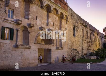 Gladiatoren im Golden Gate grand Eingang zum Palast des Diokletian iat Sonnenuntergang, Split, Kroatien Stockfoto