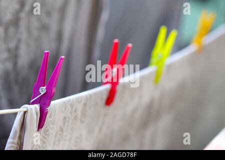 Bunte Wäsche klammern Halten trocknen Bettwäsche Stockfoto