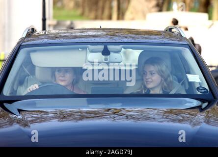 London, Großbritannien. 18 Dez, 2019. Frau Margarita Armstrong-Jones (rechts), kommt für die königliche Familie mit jährlichen Weihnachten Königin Elisabeth II. das Mittagessen, am Buckingham Palace, London, am 18. Dezember 2019. Credit: Paul Marriott/Alamy leben Nachrichten Stockfoto