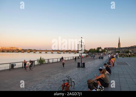 Promenade entlang der Garrone mit Wanderer und Radfahrer bei Sonnenuntergang, Bordeaux, Frankreich Stockfoto