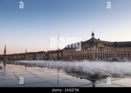 Place de la Bourse und Brunnen bei Sonnenuntergang, Bordeaux, Frankreich Stockfoto