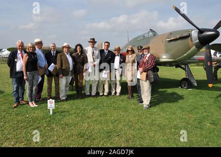 Juroren des Freddie March Spirit of Aviation beim Goodwood Revival Vintage Event in West Sussex, Großbritannien, darunter Carol Vorderman Stockfoto