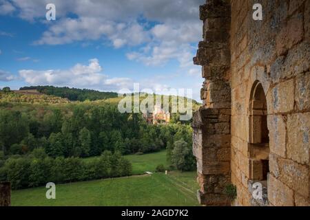 Blick auf das Chateau De Laussel von Château de Commarque, einer zerstörten Hügel Schloss zwischen Sarlat und Les Eyzies, Dordogne, Frankreich Stockfoto